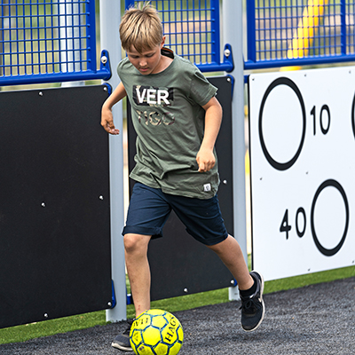 Kille som spelar fotboll på multisportarena | HAGS